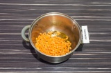 Шаг 5. Морковь пассеровать на масле со специями в течение пары минут.