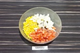 Шаг 3. В салатнике смешать кукурузу, морскую капусту, помидор и адыгейский сыр.