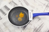 Шаг 1. Куркуму, кориандр и мускатный орех прогреть на раскаленной сковородке нес