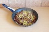 Шаг 5. Соединить макароны и фасоль в сковорде  и немного обжарить (пару минут).
