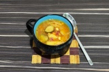 Готовое блюдо: свекольный суп с маринованными огурцами