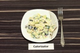 Готовое блюдо: салат из огурцов, яблок и маслин