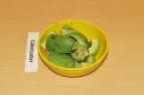 Шаг 1. Почистить и порезать авокадо.