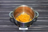 Шаг 4. Добавить морковь, пассеровать на среднем огне 5-7 минут.