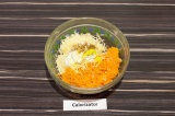Шаг 3. В глубокой миске смешать морковь, сыр, сметану и специи.