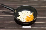 Шаг 4. На масле со специями пассеровать морковь и сыр в течение 2 минут, осторож