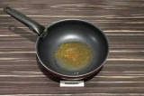 Шаг 4. В сковороде нагреть масло и специи в течение минуты.