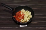 Шаг 7. Выложить цветную капусту и помидор в сковороду, добавить винный уксус