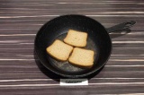 Шаг 1. Ломтики хлеба слегка подрумянить на сухой раскаленной сковороде.