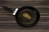 Шаг 5. На сковороде нагреть масло и прованские травы в течение минуты до аромата
