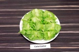 Готовое блюдо: творожные рулетики в листьях салата