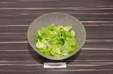 Шаг 3. Листья салата порвать руками в глубокий салатник.