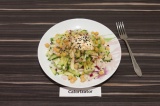 Готовое блюдо: салат из редиски с капустой и нутом