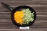 Шаг 6. Пассеровать 5 минут морковку и фасоль периодически помешивая.