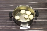 Шаг 2. Картофель отварить в подсоленной воде до готовности. Примерно 20 минут.