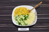 Шаг 3. В салатнике смешать кус-кус с огурцами и кукурузой. Заправить нерафиниров