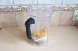 Шаг 5. Взбить апельсин с водой и яблочным пюре.