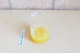 Шаг 4. Выжать сок из апельсина.
