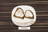 Шаг 5. Ломтики хлеба смазать сметаной, приправить перцем.