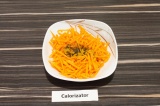 Шаг 2. Морковь натереть на терке для морковки по-корейски, заправить маслом