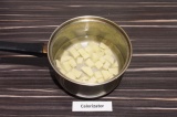 Шаг 1. Картофель нарезать кубиками и отварить в небольшом количестве воды.