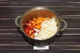 Шаг 6. Пассеровать все овощи, кроме картофеля и помидор в течение пяти минут