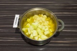Шаг 7. Добавить картофель и кабачок, залить водой, накрыть крышкой и варить до