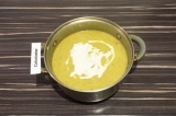 Шаг 8. Пюрировать суп блендером, добавить сливки и довести до кипения.