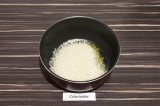 Шаг 6. Обжарить рис на масле со специями в течение минуты.