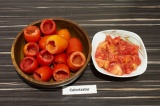 Шаг 1. Из томатов аккуратно вынуть мякоть и семечки.