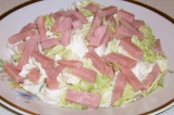 Шаг 1. Нарвать салат, нарезать ветчину и выложить все на тарелку.