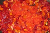 Шаг 4. Добавить помидоры или томат-пюре, уксус, сахар, 1-2 ст. ложки масла и туш