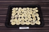 Шаг 4. Выложить картофельные ломтики в один слой на противень, смазанный маслом.