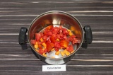 Шаг 6. Обжарить помидор и морковь 2 минуты.