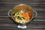 Шаг 5. Добавить морковь и баклажан, подсолить и обжаривать 5 минут.