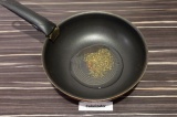 Шаг 4. Прованские травы нагреть на сковороде с подсолнечным маслом в течение мин