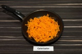 Шаг 5. Обжарить морковь на масле со специями пару минут.