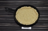 Шаг 5. Разровнять тесто по форме для выпечки, сформировать бортики высотой 2 см.