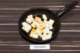 Шаг 4. В сковороду выложить адыгейский сыр, влить 2 ст.л. соевого соуса и поджар