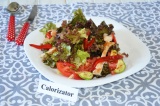 Готовое блюдо: теплый салат с овощами и курицей