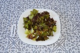 Шаг 5. Листья салата разместить на тарелке, добавить оливковое масло и горчицу
