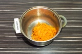 Шаг 6. Добавить морковь и пассеровать 5 минут.