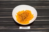 Шаг 1. Морковь натереть на терке для морковки по-корейски, добавить приправы