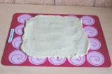 Шаг 7. Распределить тесто на коврике и отправить в духовку на 15 минут при 180 г